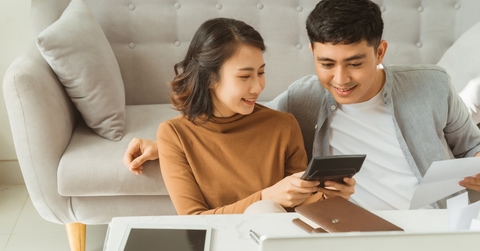 Couple calculating retirement savings