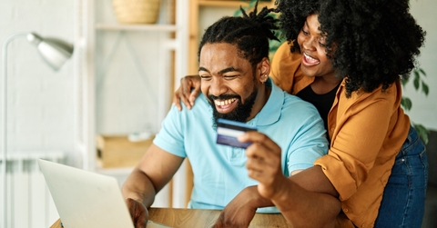 A couple using a cash back credit card online