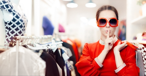 woman shopping with big sunglasses