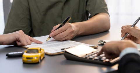 car dealer calculates interest rate