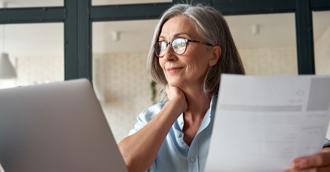 senior seeker searching job online