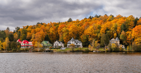 Large homes along the lakeside at Saranac Lake in New York