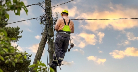 electrical lineman working 