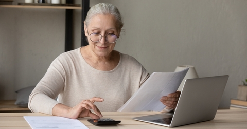 Female wear glasses calculates expenses