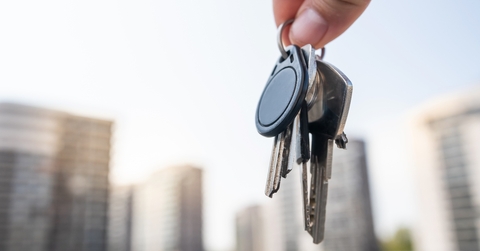 realtor holding house keys