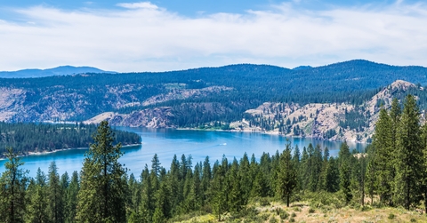 columbia river scenes on a beautiful sunny day