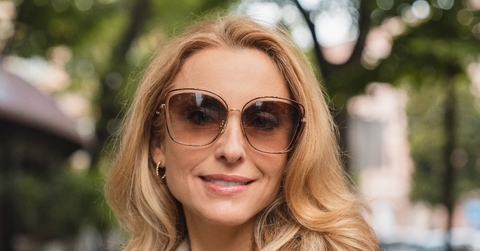 rich woman wearing sunglasses