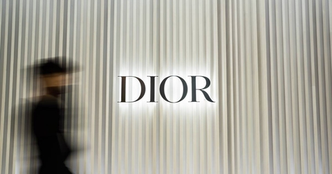  Dior logo in front of the shop