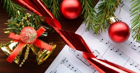 Christmas decorations on the sheets with notes