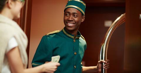 tipping hotel staff